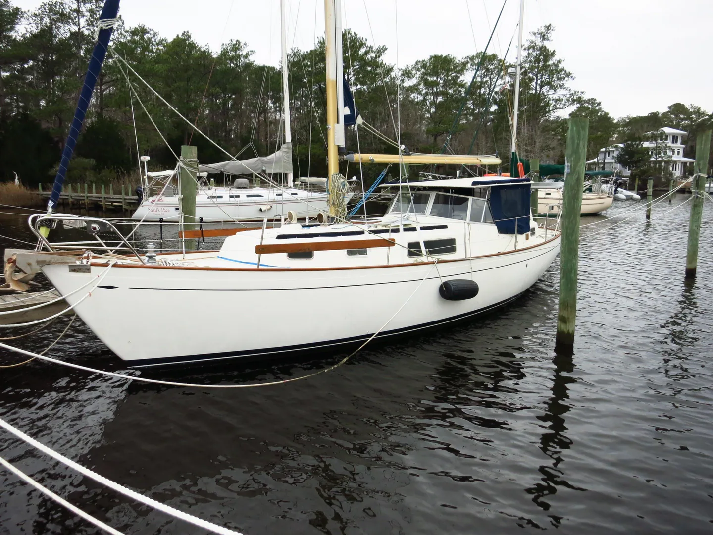 Hallberg-Rassy 35 — фото яхты